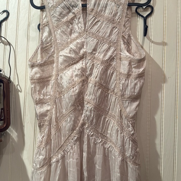 Elegant Beige Sleeveless Dress - Picture 6 of 6